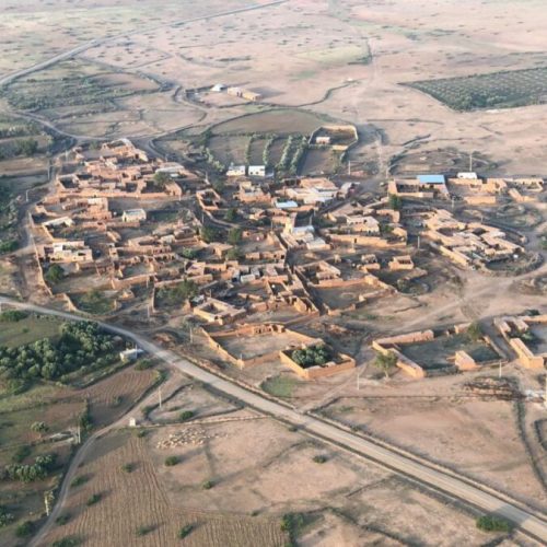 Vue sur village pittoresque depuis le ballon Maroc Montgolfière