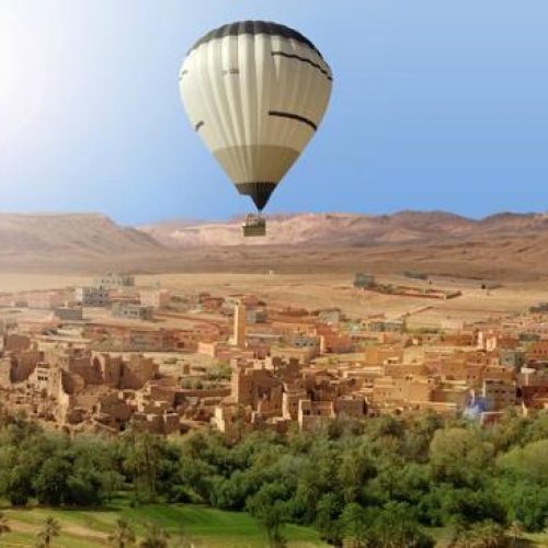Le ballon Maroc Montgolfière survole un village près de Marrakech